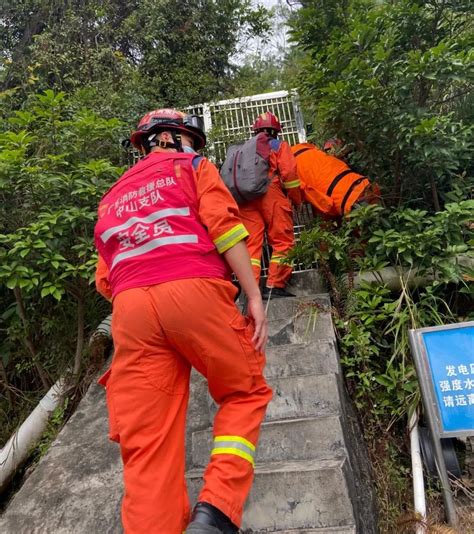 中山一女子爬山遇险，消防救援人员爬水管营救