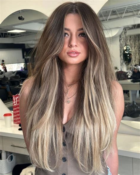 10 ideas de balayage rubio sobre castaño oscuro que están de moda