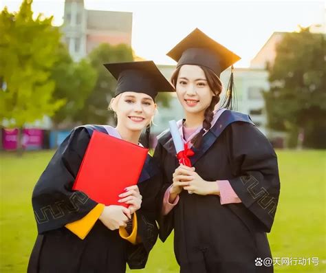 济南大学回应留学生生活补助每月3万：图片是断章取义，实际上是30个月的补助 | 极目新闻