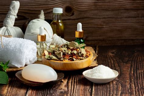 Herbal spa treatment equipments put on wooden floor | Free Photo