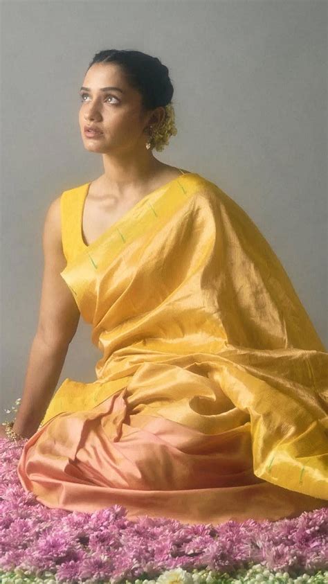 Hruta Durgule | 'हवा मे उडता जाए...' हृता दुर्गुळे लेहरीया साडीत बेभान