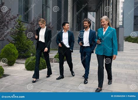 People Walking to Work 的图像结果