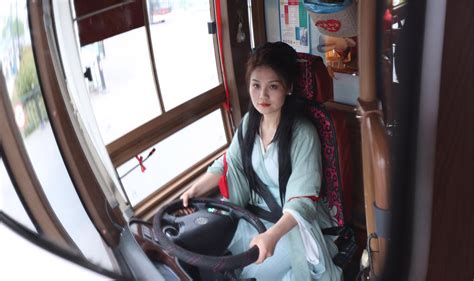 美女司机穿着汉服开公交车，网友：在洛阳，不穿汉服不好意思出门|美女|汉服_新浪新闻