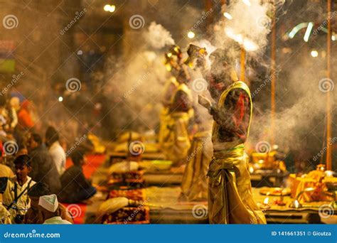 Hindu Mass Ceremony in Varanasi Editorial Photo - Image of religion, hindu: 141661351