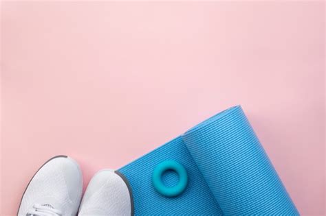 Vista superior dos itens essenciais de ioga | Foto Grátis