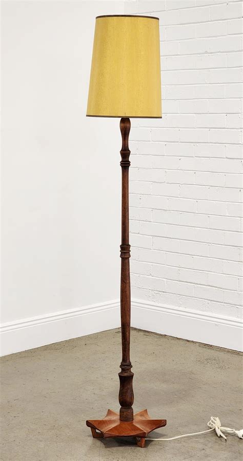 Lot - Turned timber floor lamp with starburst base (h:182cm)