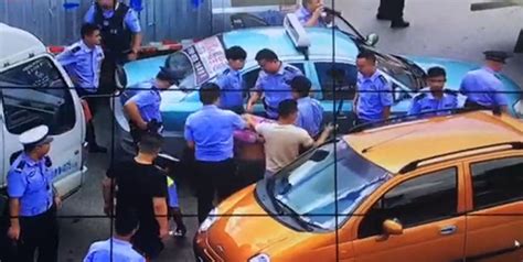 广西南宁一出租车司机被乘客劫持，警方急调社会车辆围堵逼停