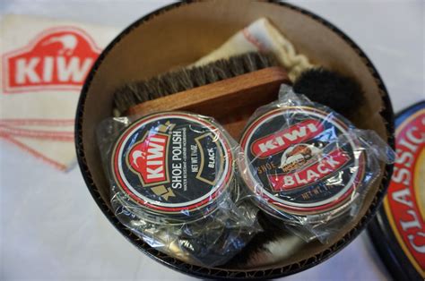 KIWI SHOE POLISHING KIT IN TIN