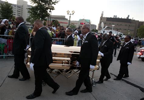 PHOTOS: Aretha Frankin Lying in Repose in Hometown Detroit | Heavy.com