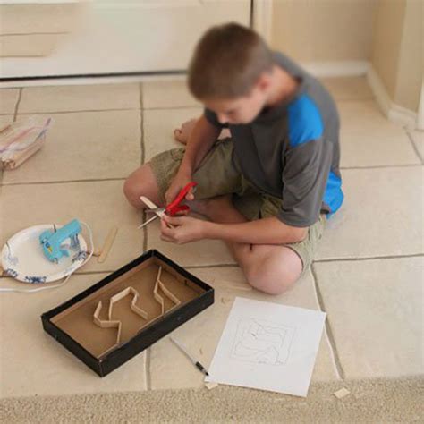 DIY制作纸盒滚珠玩具 - 环保手工 - 咿咿呀呀儿童手工网