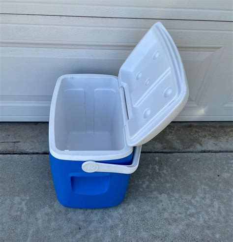 Igloo Island Breeze 28 Quart Cooler | EstateSales.org