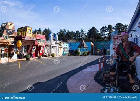 Aquarium Village in Newport, Oregon Editorial Image - Image of stores ...