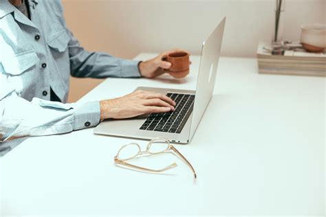 Person Using Laptop Computer 的图像结果