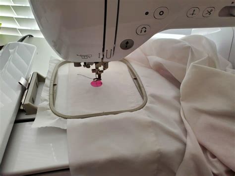 How to Use a Embroidery Sewing Machine 的图像结果
