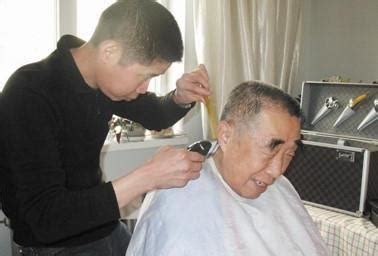 老人花10元剃头后满头伤口最新素材