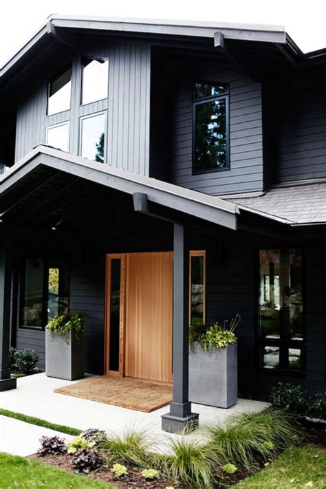 25 Inspiring Exterior House Paint Color Ideas: Black House Paint Exterior