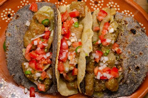 Tacos de chicharrones en salsa verde comida tipica mexicana | Foto Premium