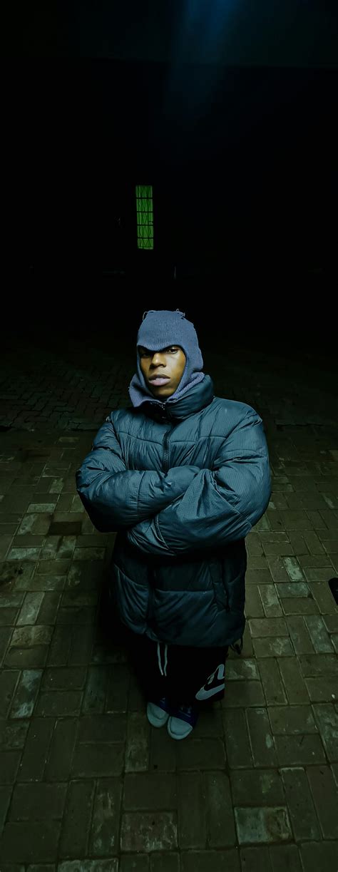 People Looking Standing 的图像结果