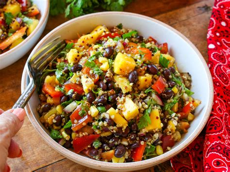 Southwest Black Bean Quinoa Mango Salad - Evesfit