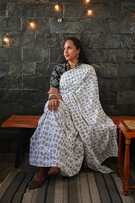 Varnam - 1 minute Ready-to-wear saree in White Tamil Script – Mohi fashion