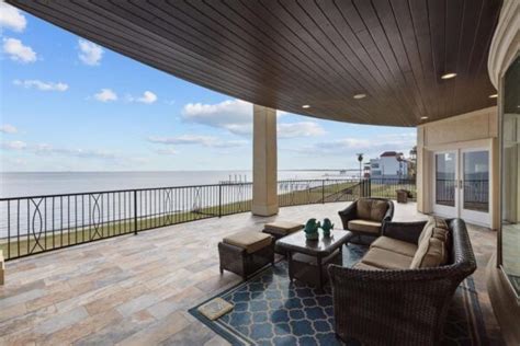 Coastal Living Refined: Emerging Trends in Galveston's Waterfront Real Estate Market