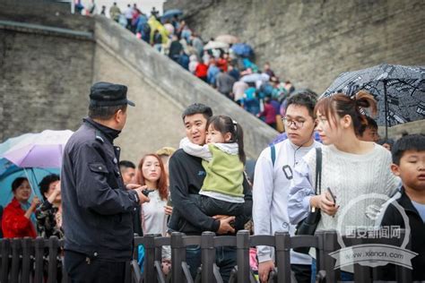 西安城墙旅游受热捧 单日游客接待量超10万人次_陕西频道_凤凰网