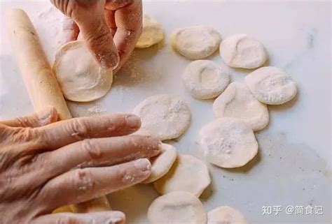 做饺子皮，别个个手擀了，只用1个塑料瓶，1分钟做30个，超简单【美食二哈】