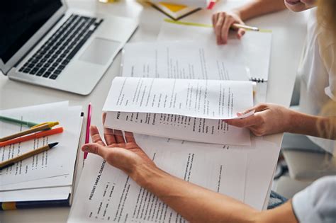 Joven Revisando Los Materiales De Aprendizaje Con Su Madre Foto de ...