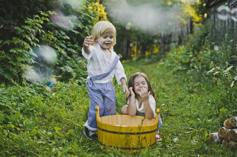 孩子们在花园里玩水。孩子们在水池 4755 里泼水。人像图片免费下载_jpg格式_4757像素_编号42485740-千图网