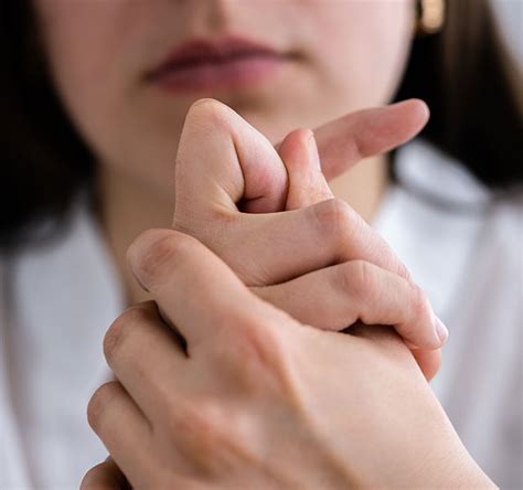 ଆପଣଙ୍କର ବି ଅଛି କି ଆଙ୍ଗୁଠି ଫୁଟାଇବା ଅଭ୍ୟାସ? ଜାଣିଶୁଣି ନିଜ ଆଡକୁ ଡାକୁଛନ୍ତି ...