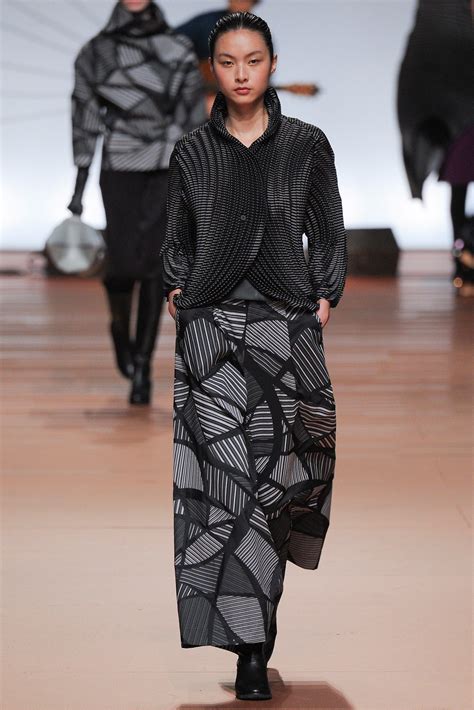 Issey Miyake Fall 2014 Ready-to-Wear Fashion Show | Japanese fashion ...