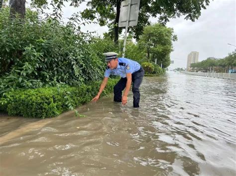 潍坊暴雨来袭，他们挽起衣袖裤腿，徒手干！_澎湃号·政务_澎湃新闻-The Paper