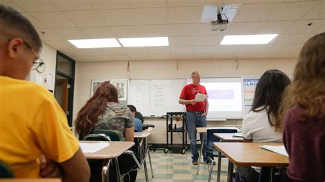 Manitowoc school district raises substitute teacher pay amid shortage