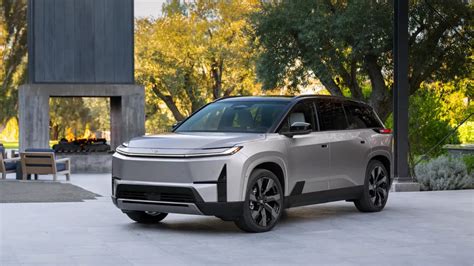 2027 Toyota Highlander Electric SUV 3-Row, 515 Km Range, Features & Specs