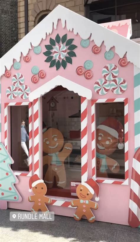 Pin by An Inspired Mindset on Gingerbread christmas decor | Gingerbread ...