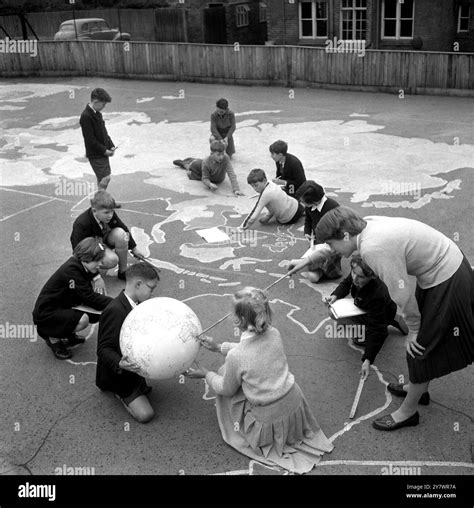 Map of the world 1960 hi-res stock photography and images - Alamy