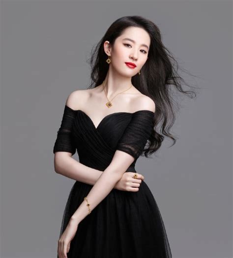 穿礼物配什么发型最新素材