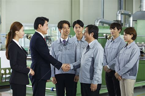 商务男士和工厂技术握手合作高清图片下载-正版图片502132369-摄图网
