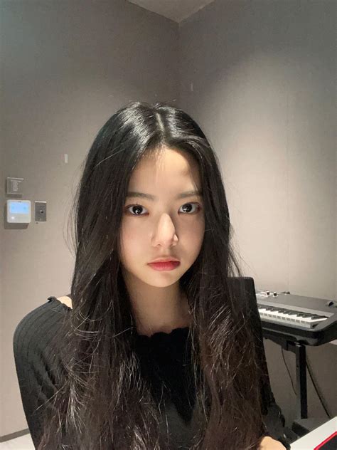 230101 Hong Eunchae Weverse Update : r/lesserafim