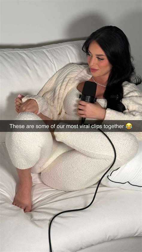 Camilla Araújo's feet