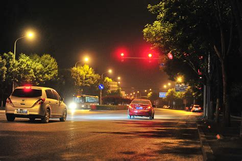 北京交警专项整顿车辆夜间闯红灯等违法行为