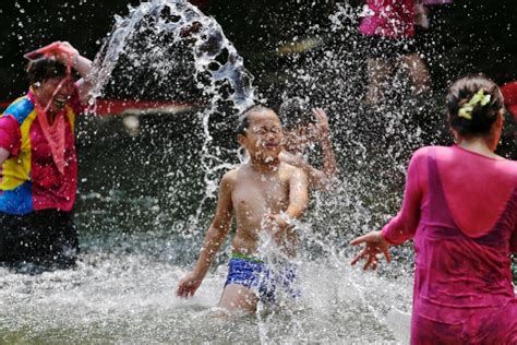 梦见泼水到地上_周公解梦