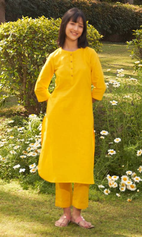 Iris Linen Yellow Solid Kurta With Pants( Set Of 2) – Ridhiiee Suuri