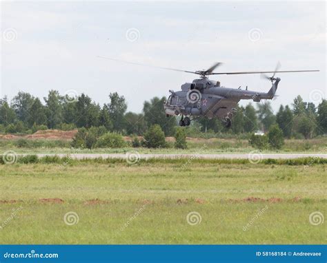 Fliegt Einen Hubschrauber MI-8 Redaktionelles Stockbild - Bild von ...