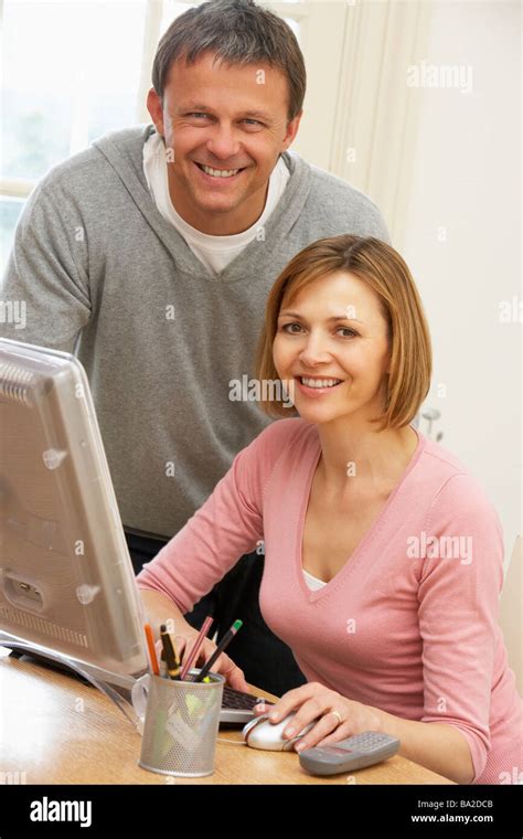 Couple Using Computer 的图像结果