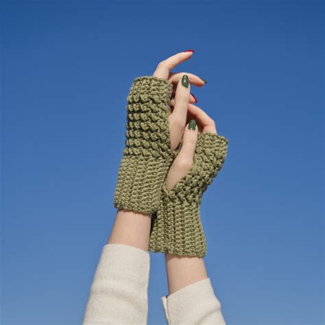 Quick & Easy Crochet Fingerless Gloves - FREE Pattern + Video Tutorial ...