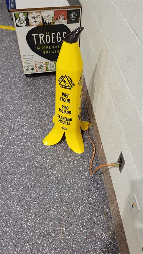 Banana Wet Floor Sign : r/mildlyinteresting