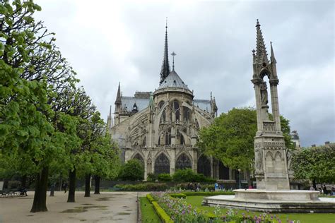 Square Jean-XXIII et Notre-Dame à Paris - Beauté intemporelle