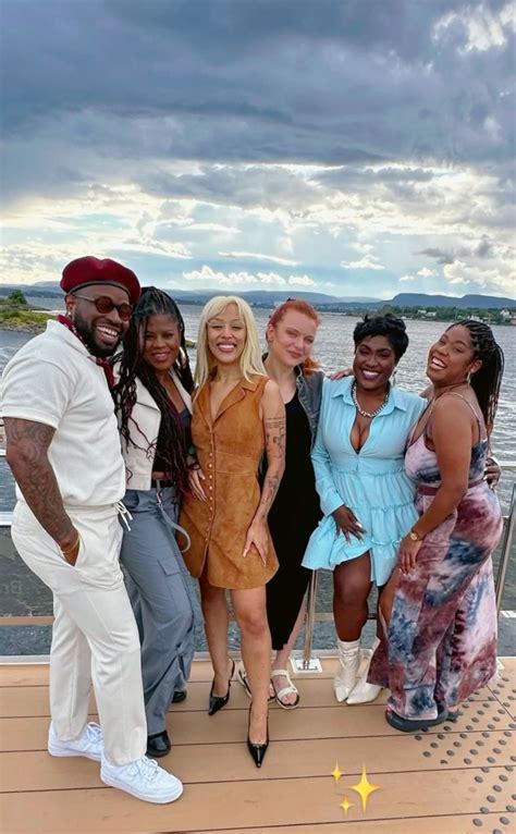 doja cat with tour crew in 2025 | Doja cat outfits concert, Cats, Cat ...