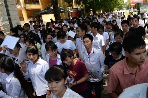 越南毕业生在大学建设前讲话的越南大学生高清图片下载-正版图片504886379-摄图网